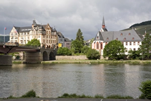 Images Dated 17th May 2008: The town of Bernkastel along the Rhine, Rhineland-Palatinate, Germany, Europe