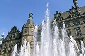 Sheffield Collection: Town Hall and Peace Garden fountains, Sheffield, South Yorkshire, England