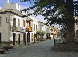 Canary Island Prints: Town houses with beautiful wooden balconies in the center of Teror