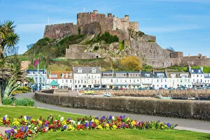 Channel Islands Collection: The town of Mont Orgueil and its castle, Jersey, Channel Islands, United Kingdom, Europe