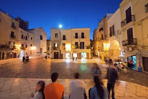 Holiday Maker Gallery: Town piazza, Bari, Puglia, Italy, Europe