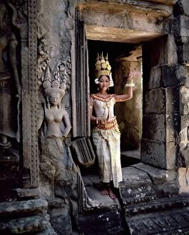 Traditional Cambodian aps ara dancer, temples of Angkor Wat, UNEs CO World Heritage s ite