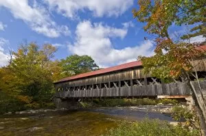 Images Dated 4th October 2008: Traditional covered bridge over the Swift River, Albany near North Conway