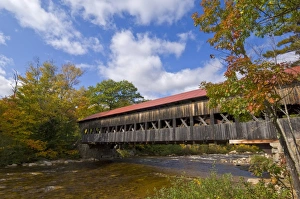 Images Dated 4th October 2008: Traditional covered bridge over the Swift River, Albany near North Conway