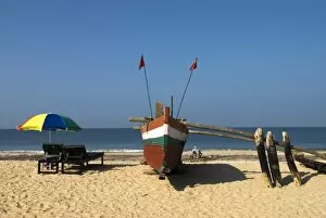 Traditional fishing boat on beach, Benaulim, Goa, India, Asia