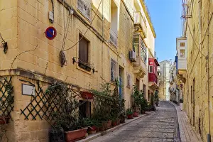 Traditional Maltese limestone buildings with coloured balconies in the vibrant alleys of the old city Birgu (Citta Vittoriosa), Malta, Mediterranean, Europe