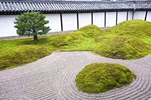 Images Dated 31st October 2008: Traditional Zen Raked Gravel Garden, Hojo Hasso (Zen) Garden, Tofuku-ji, Kyoto, Japan, Asia