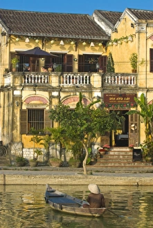 Images Dated 29th December 2009: Traditionally dressed old man sitting in his little fishing boat, Hoi An