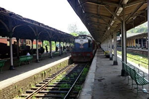 Images Dated 14th April 2011: Train at platform, Kandy train station, Kandy, Sri Lanka, Asia