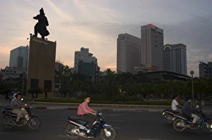 Vietnamese Prints: Tran Hung Dao statue