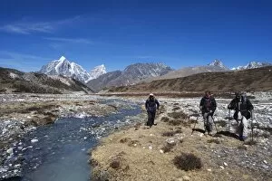 Images Dated 9th April 2010: Trekkers in Chukhung Valley, Solu Khumbu Everest Region, Sagarmatha National Park, Himalayas, Nepal
