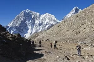Images Dated 2nd April 2010: Trekkers on trail to Gorak Shep, Solu Khumbu Everest Region, Sagarmatha National Park