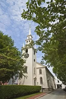 Images Dated 9th May 2009: Trinity Church dating from 1726, on Queen Anne Square, the oldest Episcopal parish in the state