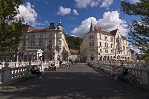 Images Dated 16th August 2008: The triple bridge Center of Lublijana with the castle in the background, Slovenia, Europe