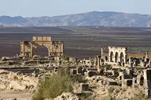 Images Dated 11th November 2009: Triumph Arch in Roman ruins, Volubilis, UNESCO World Heritage Site, Morocco