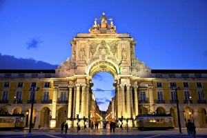 Triumphal Arch Prints: Triumphal Arch at Dusk, Lisbon, Portugal, South West Europe