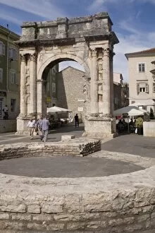 Images Dated 11th July 2009: Triumphal Arch of the Sergi, Pula, Istria, Croatia, Europe