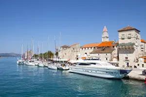 Trogirs historic Stari Grad (Old Town) defensive walls and harbour, Trogir, Dalmatia, Croatia, Europe