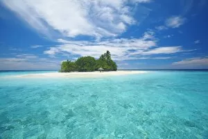 Images Dated 28th April 2010: Tropical island surrounded by lagoon, Maldives, Indian Ocean, Asia