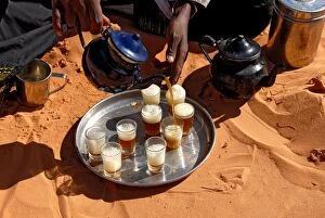 Tuareg pouring tea, s ebha, Ubari, Libya, North Africa, Africa