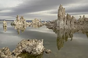 Images Dated 8th December 2008: Tufa formations, Mono Lake, California, United States of America, North America