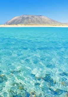 Images Dated 4th March 2007: Turquoise waters and volcano, Isla de los Lobos, Fuerteventura, Canary Islands