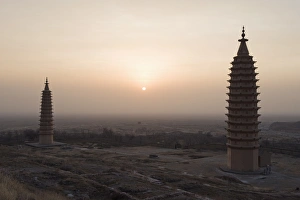 Images Dated 27th December 2008: Twin Pagodas of Baishikou near Yinchuan, Ningxia Province, China, Asia
