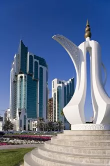 Images Dated 13th December 2007: Twin Towers and teapot sculpture at eastern end of the Corniche