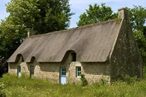 Thatch Collection: Typical ancient Breton thatched house, near Lorient, Morbihan, Brittany, France, Europe