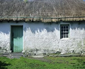 Irish Gallery: Typical thatched Irish cottage near Glencolumbkille