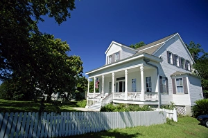 Weather Board Prints: Typically southern clapboard house, Bay St