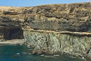 Images Dated 12th August 2010: Unconformity of older Jurassic sediments and Pliocene limestone plus later lava on top at Caleta