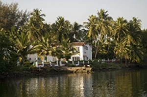 Upmarket properties on backwater near Mobor