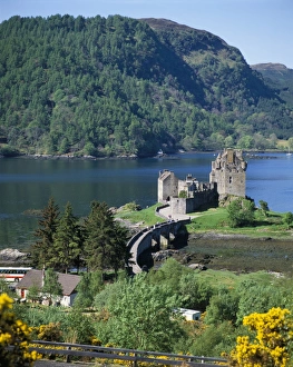 Images Dated 8th August 2008: Urquhart castle
