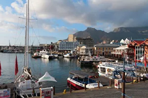 Images Dated 22nd April 2010: V & A Waterfront with Table Mountain in background, Cape Town, South Africa, Africa