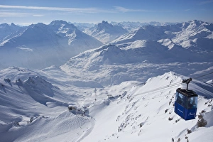 Images Dated 12th February 2010: Vallugabahn cable car from summit of Valluga in St. Anton am Arlberg in winter snow