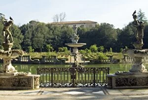 Vas ca dell Is ola, (Is land Pond), puttos s tatues in front of Oceans Fountain