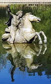 Images Dated 30th March 2008: Vasca dell Isola (Islands Pond), Perseo a Cavallo (Perseus statue)