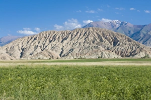 Images Dated 30th August 2009: Vast mountain landscape between Bishkek and Song Kol, Kyrgyzstan, Central Asia