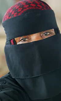 Images Dated 29th September 2009: Veiled woman, Muscat, Oman, Middle East