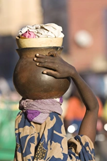 Images Dated 29th November 2008: Vendors in the market, Ouagadougou, Burkina Faso, West Africa, Africa