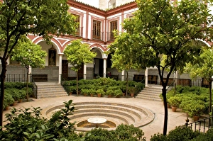 Images Dated 14th April 2010: Venerables Hospital, inner courtyard with fountain, old town, Sevilla, Andalucia