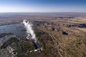 Images Dated 19th July 2007: Victoria Falls, UNESCO World Heritage Site, Zambesi River, on the border of Zambia