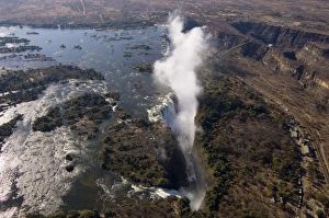 Images Dated 19th July 2007: Victoria Falls, UNESCO World Heritage Site, Zambesi River, on the border of Zambia