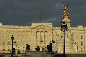 Buckingham Palace Collection: The Victoria Memorial and Buckingham Palace, London, England, United Kingdom, Europe