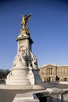 Buckingham Palace Collection: Victoria Memorial outside Buckingham Palace, London, England, United Kingdom, Europe