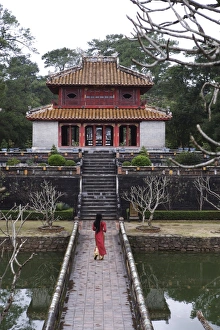 Images Dated 13th April 2007: Vietnamese schoolgirl walking over bridge to Minh Lau Pavilion (Bright Pavilion)