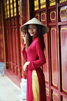 Eye Contact Gallery: Vietnamese woman in traditional Ao dai dress and Non la conical hat, Hanoi, Vietnam