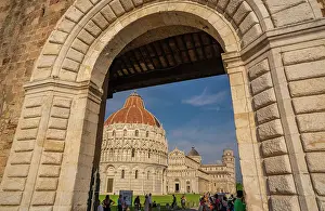 View of Baptistery of San Giovanni, Pisa Cathedral and Leaning Tower of Pisa, UNESCO World Heritage Site, Pisa, Province of Pisa, Tuscany, Italy, Europe