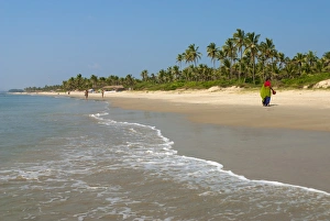 Images Dated 10th November 2006: View along beach, Benaulim, Goa, India, Asia
